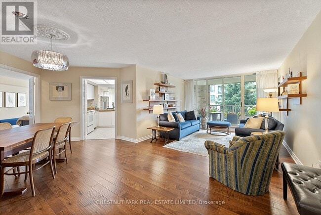 Photo du bâtiment - 215 The Donway W