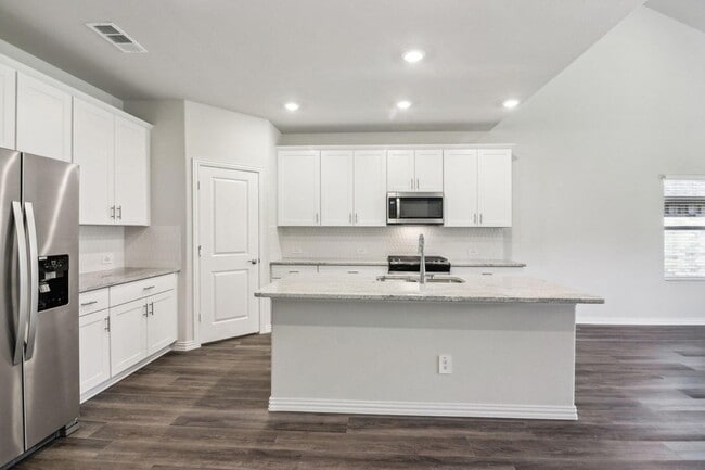 Building Photo - 701 Easthill Dr