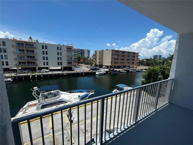 Foto del edificio - 3626 NE 168th St
