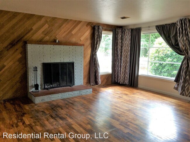 Foto del edificio - 3 br, 1 bath House - 911 NE Sunrise Lane
