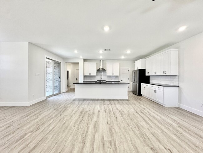 Building Photo - 8736 Kington