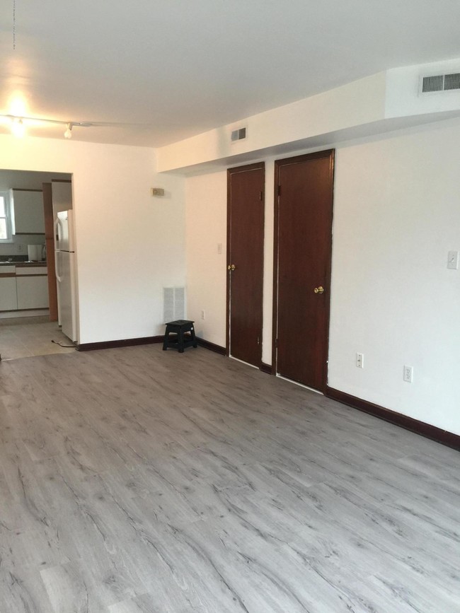 Building Photo - 211 Briar Mills Dr