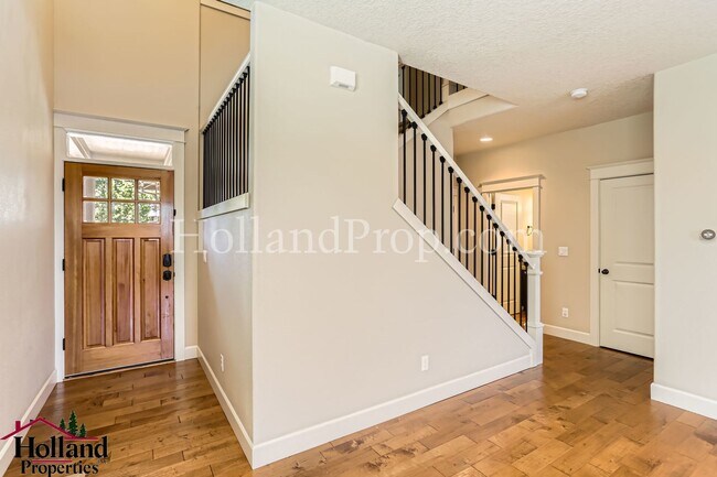 Building Photo - Stylish 3-Bedroom Home with Modern Comfort...
