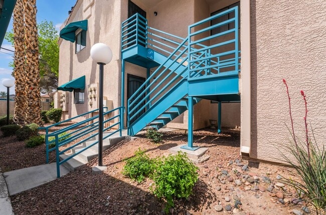 Building Photo - Quaint upstairs condo ready for you to cal...