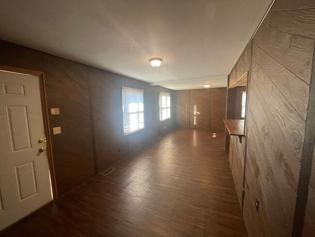 Building Photo - 4 bed 1 bath, with extra large utility are...