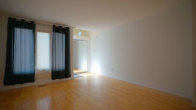 Building Photo - 597 Roehampton Ave