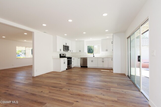 Foto del edificio - 2429 Barry St