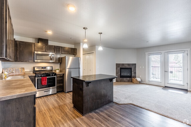 2BR, 1BA - 948SF - Escena Apartments