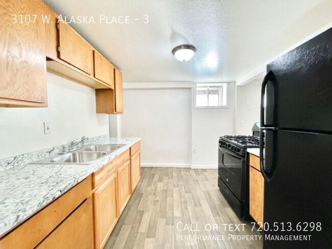 Building Photo - Garden Level Unit With PRIVATE FENCED IN Y...