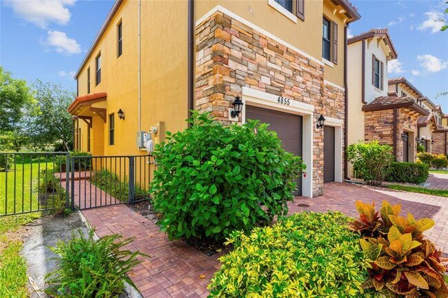 Foto del edificio - 4855 NW 55th Pl