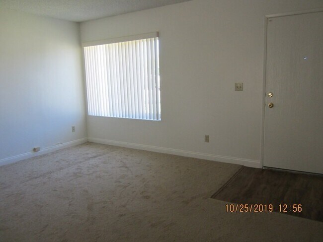 Building Photo - CHARMING 3 BEDROOM HOME