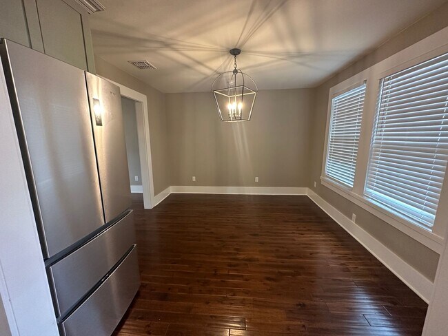 Foto del edificio - Remodeled 2 Bedroom Apartment