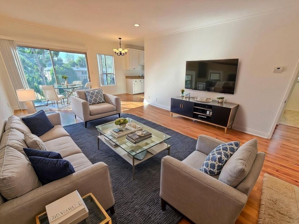 Foto principal - 5000 Whitsett Ave