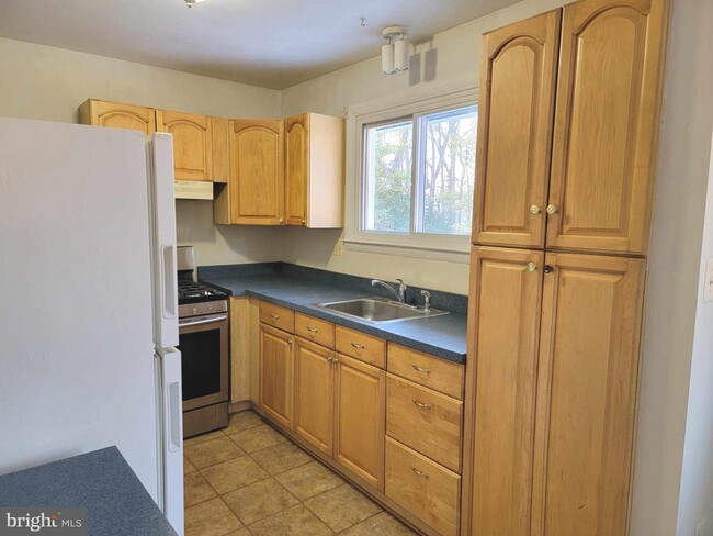 Building Photo - 9810 Hilltop Dr