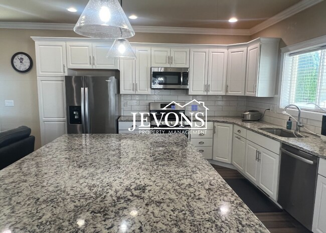 Foto del edificio - Charming 4-bedroom home featuring a fully ...