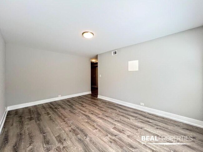 Building Photo - 2 bedroom in EVANSTON IL 60202
