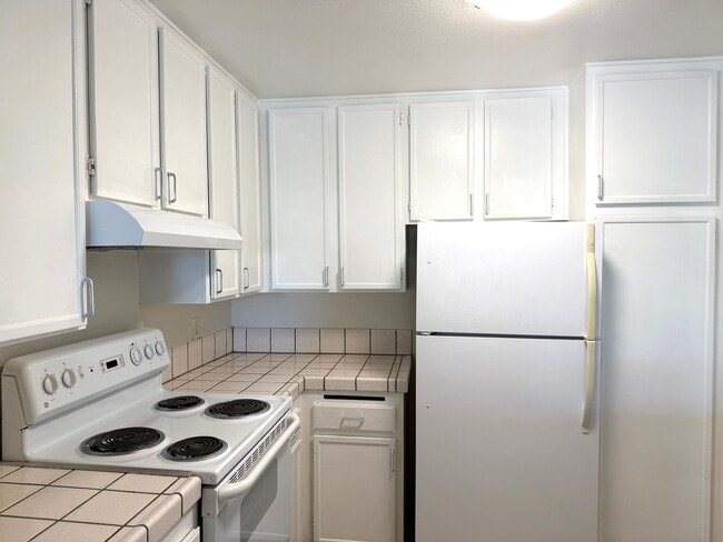 Building Photo - Large 2 bedroom 2 bathroom Condo Available...