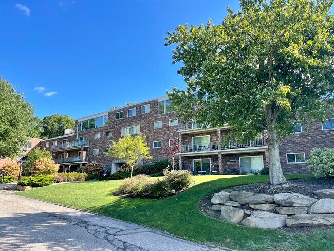 Building Photo - 6000 Nob Hill Dr