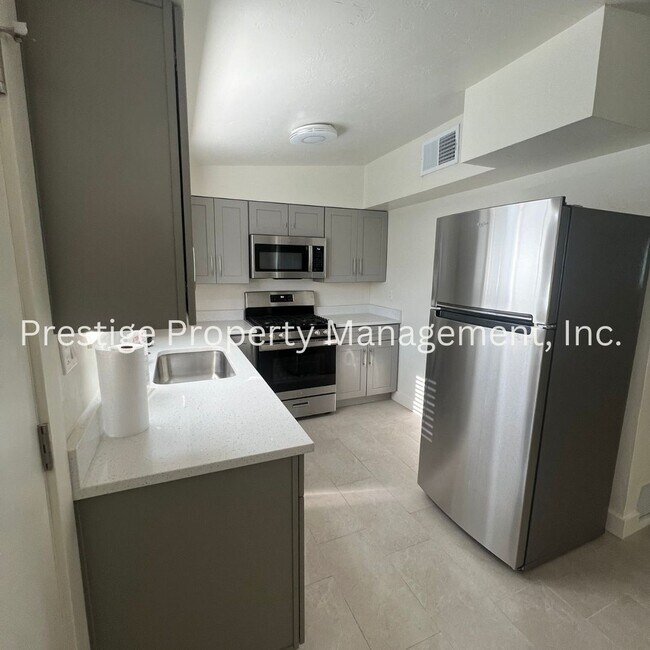 Building Photo - 1/1 Remodeled Triplex Across from the UofA!