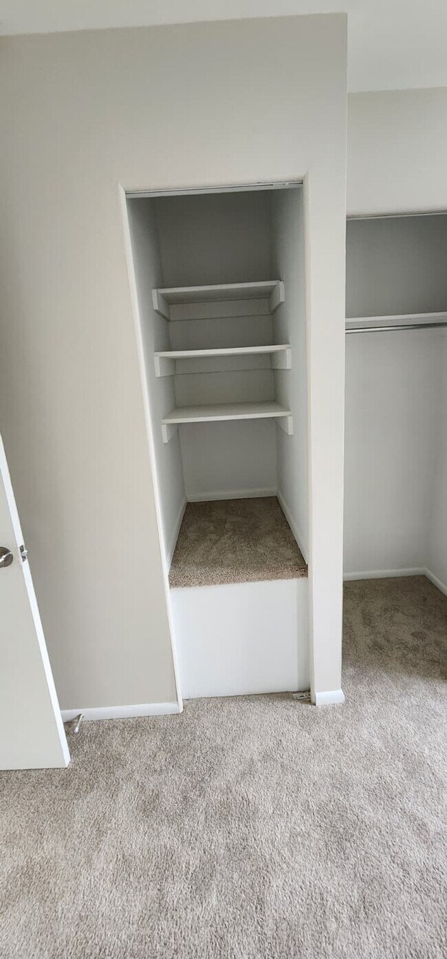 Foto del edificio - 5842 Holly Hock Pl