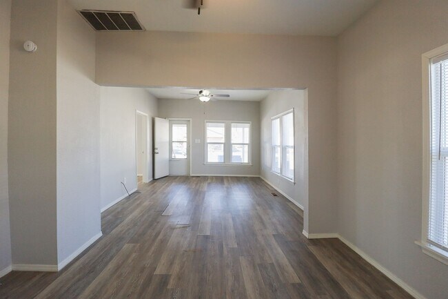 Foto del edificio - Beautiful 2 Bed 1 Bath in Quiet Area