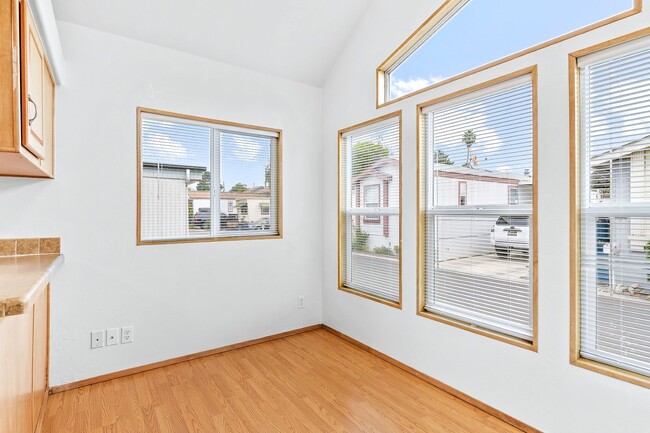 Foto del edificio - 1 Bed + 1 Bath +  IN THE PLEASURE POINT AR...