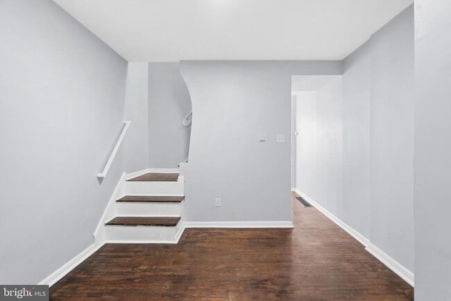 Building Photo - 707 Royden St