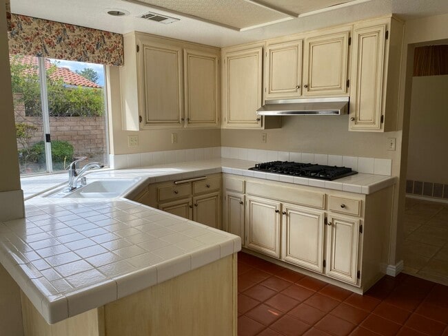 Building Photo - 3 bed, 2 1/2 bath home in great East Simi Valley location