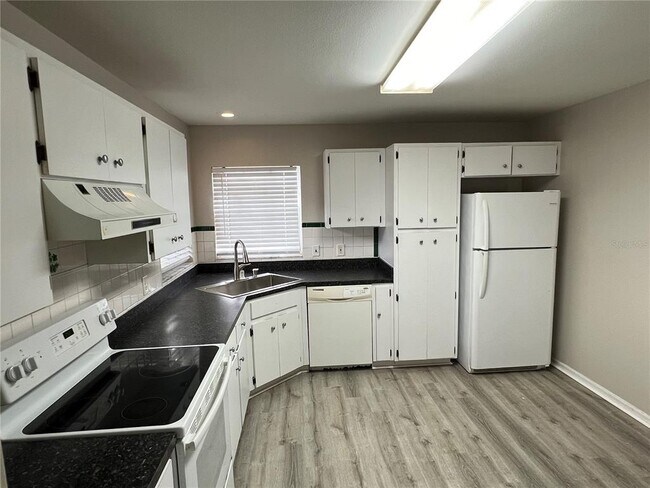 Foto del edificio - 8108 Tom Sawyer Dr