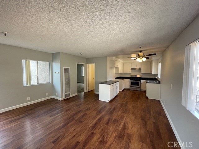 Foto del edificio - 13535 Yukon Ave
