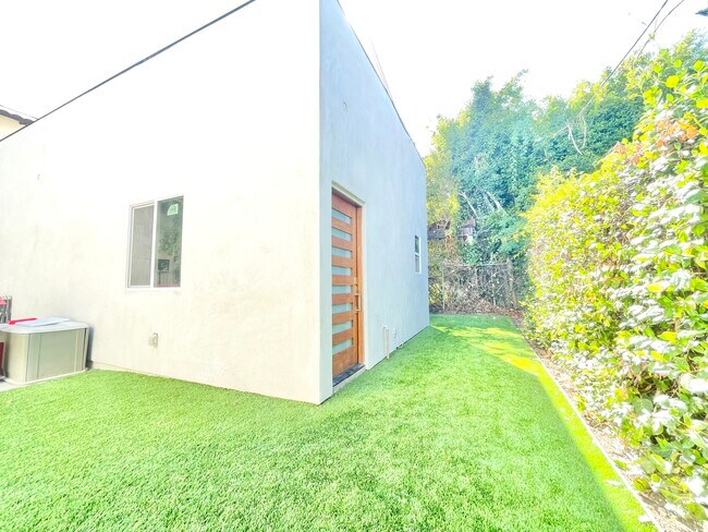 Building Photo - 1519 S Durango Ave