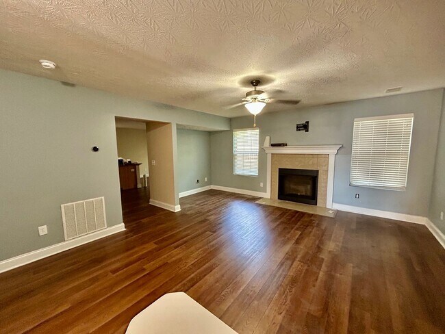 Foto del edificio - Large 4 Bed, 2.5 bath in Lexington!