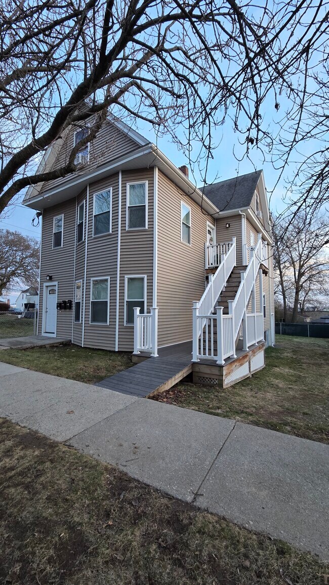 Afuera - 241 Jackson Ave
