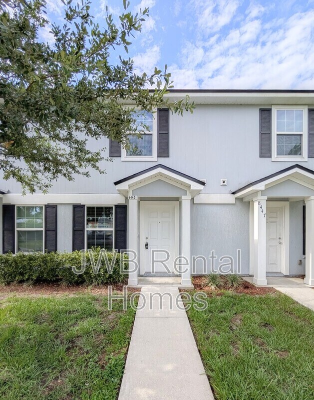 Foto principal - 8445 McGirts Village Ln