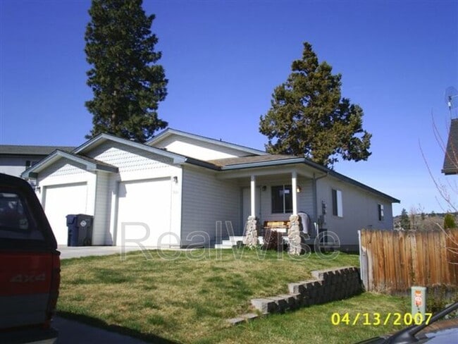 Building Photo - 933 NE Hidden Valley Dr