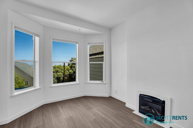 Foto del edificio - Noe Valley: Remodeled Top Floor Bi-Level Apartment w/ Views & Shared Yard