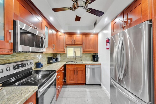 Building Photo - 830 S Hollybrook Dr