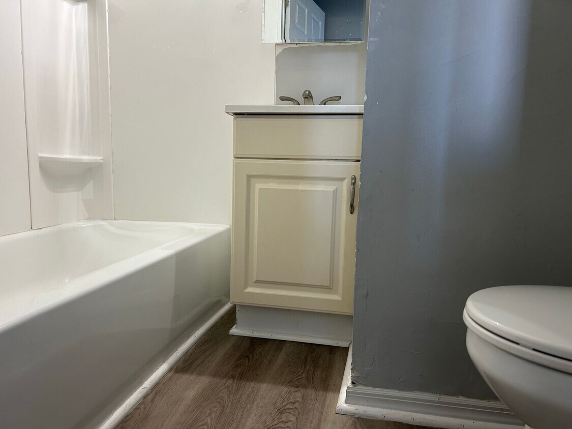 Foto del edificio - Recently Renovated 1 Bedroom Apartment -- Ready For Move-In!