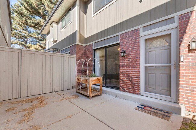 Building Photo - Spacious 3-Bedroom Townhome with Stunning ...