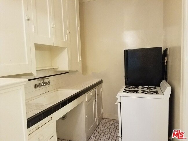 Foto del edificio - 649 N Rossmore Ave