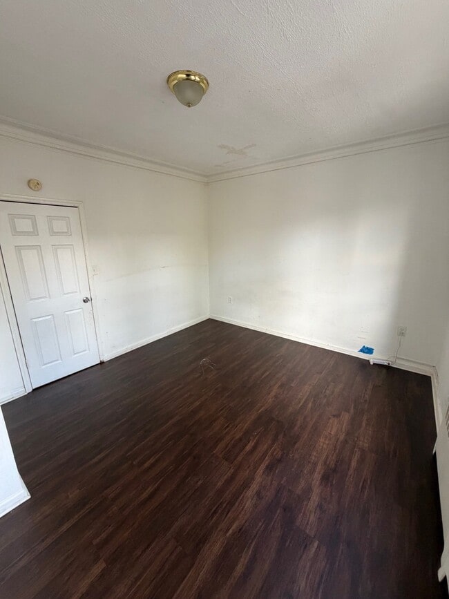 Foto del edificio - 1576 Leslie St