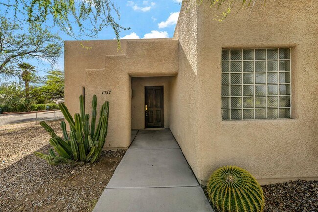 Foto del edificio - 4 bedroom home in Central Tucson