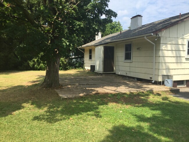 Building Photo - $1350 ranch house 3 bedroom 1.5 bath for r...