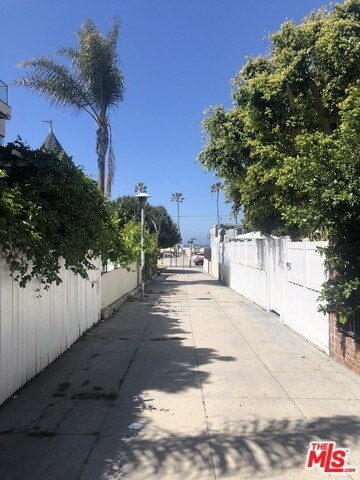 Foto del edificio - 28 Clubhouse Ave