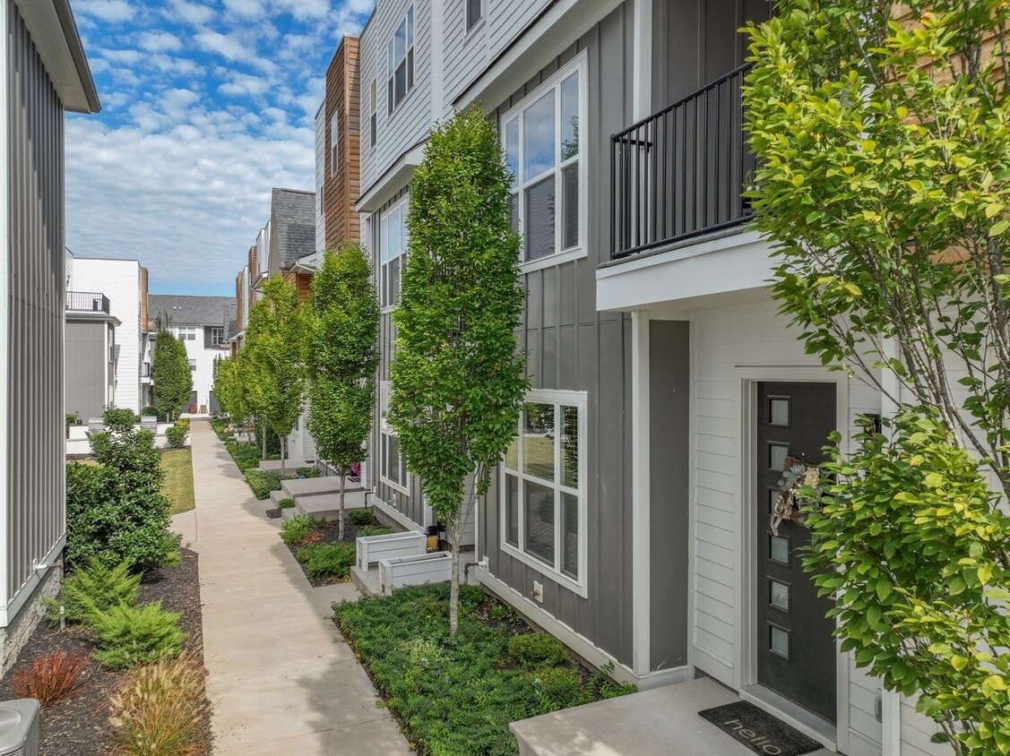 Foto principal - **LIKE-NEW, END-UNIT TOWNHOME WITH ATTACHE...