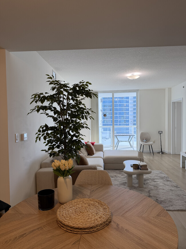 Foto del edificio - 615 NE 25th St