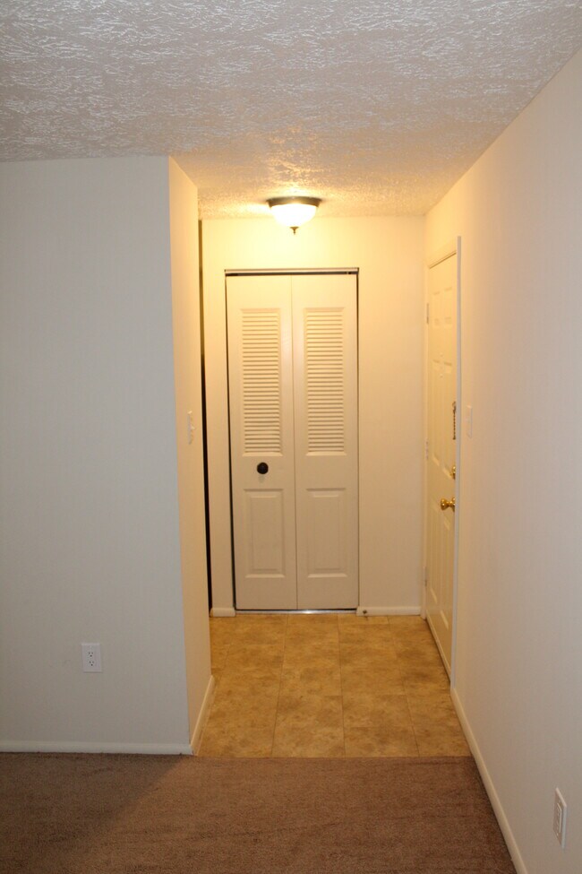 Foyer / Entrance - 800 Heather Ridge Dr