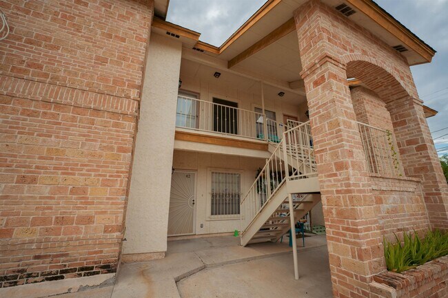 Building Photo - 1419 E Gustavus St