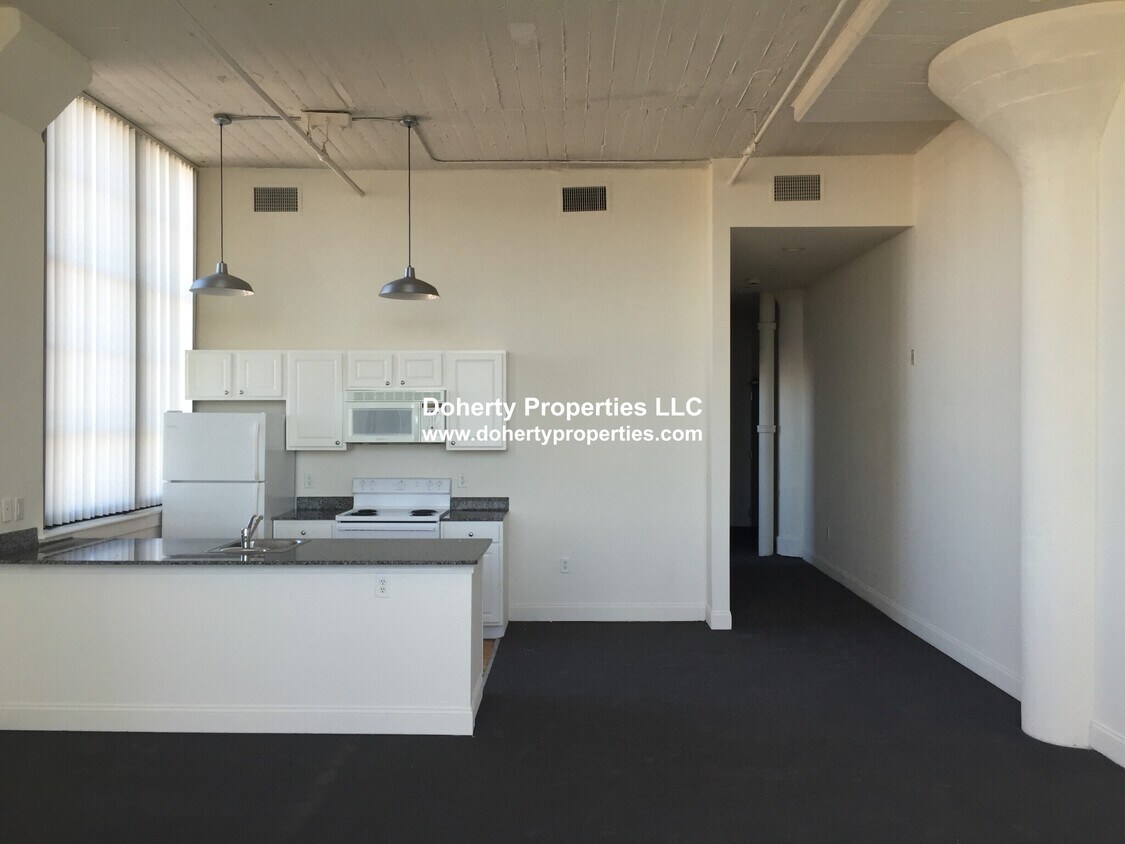 Building Photo - 305 Dutton St