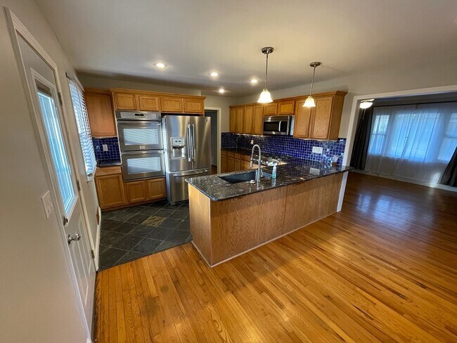 Foto del edificio - 8302 Travis Ln